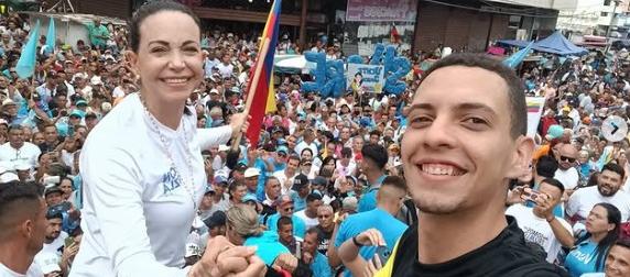 Gabriel González junto a María Corina Machado durante las elecciones en Venezuela.