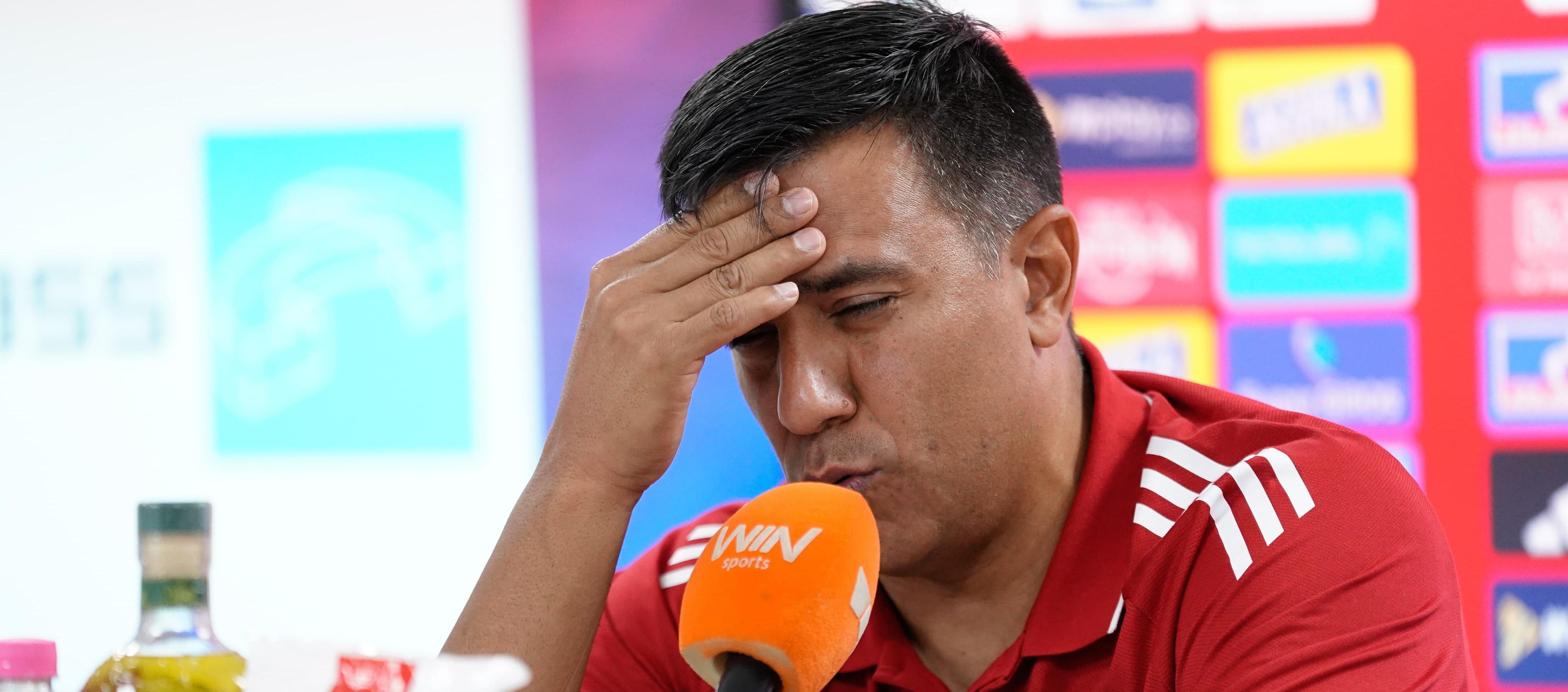 César Farías, técnico del Junior, en la rueda de prensa. 