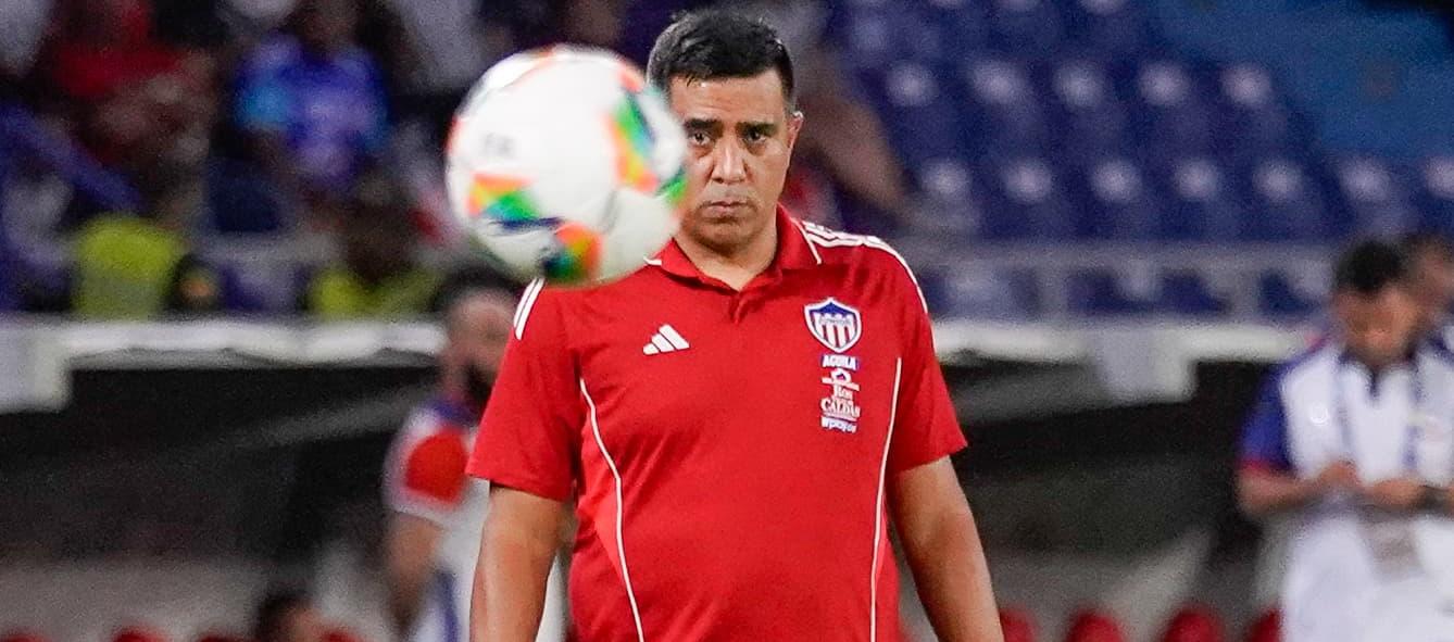 César Farías, técnico del Junior, durante el partido contra Alianza. 
