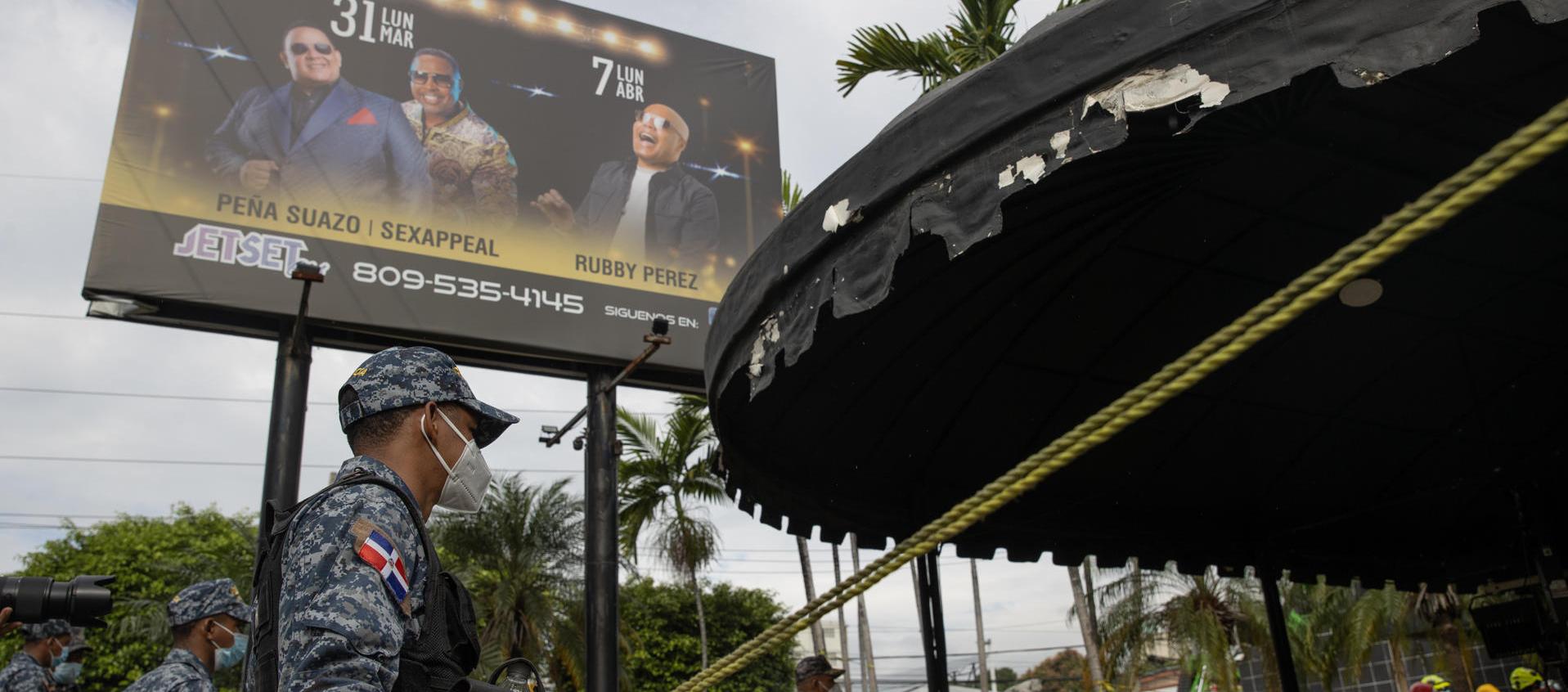 Policías vigilan el acceso a la discoteca Jet Set.