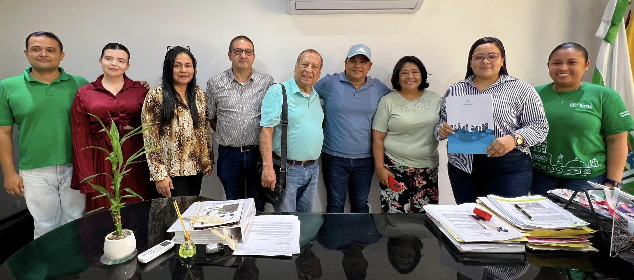 Autoridades municipales y del Gobierno nacional luego de la firma del acuerdo.