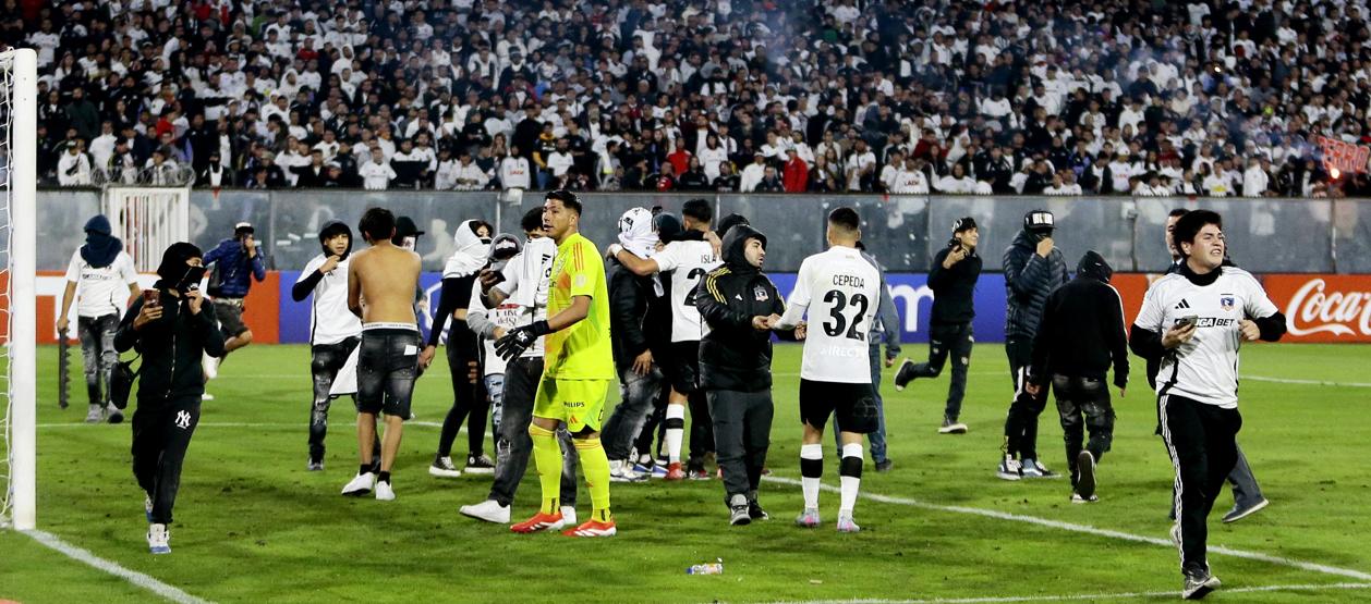 Seguidores del Colo Colo durante la invasión de la cancha en el partido contra Fortaleza. 