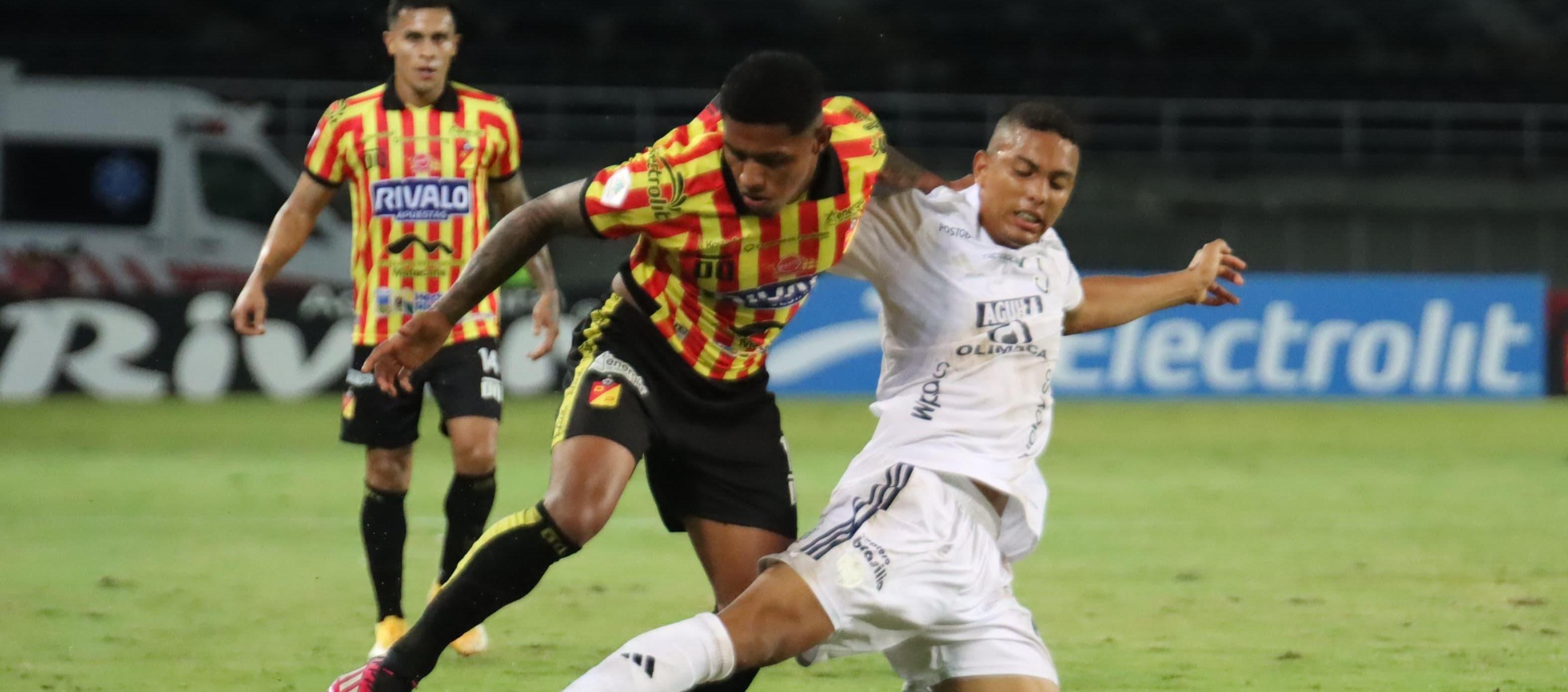 Jordan Barrera, quien fue inicialista con Junior, trata de impedir el avance de Jhon Largacha.