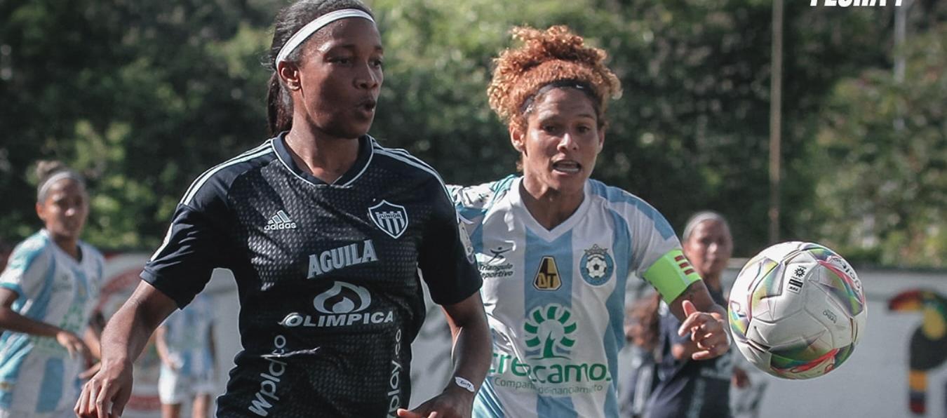 Obeida Mendoza, delantera del Junior femenino, avanza ante la marca de una rival.