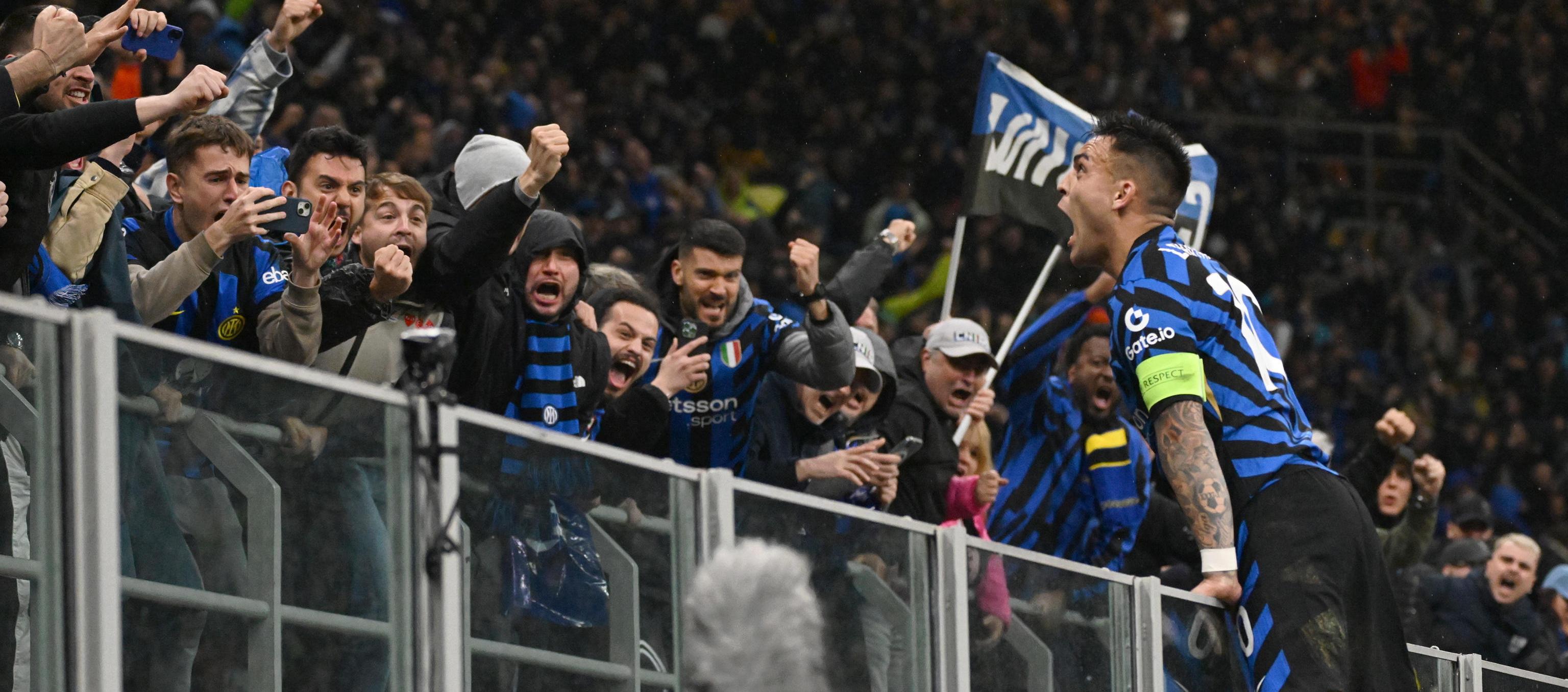 El argentino Lautaro Martínez celebra con la hinchada el gol del empate del Inter.