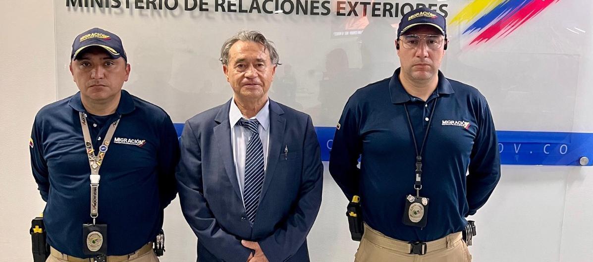 Carlos Lehder junto a miembros de Migración Colombia en su regreso al país.