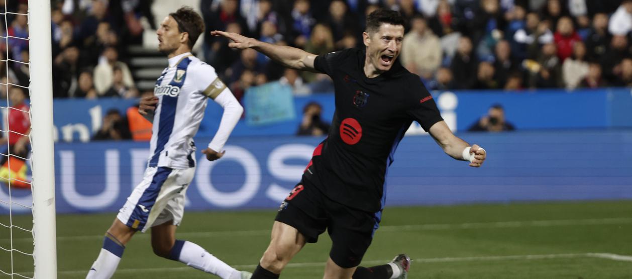 Robert Lewandowski celebra tras el gol en contra de Jorge Sáenz, del Leganés.
