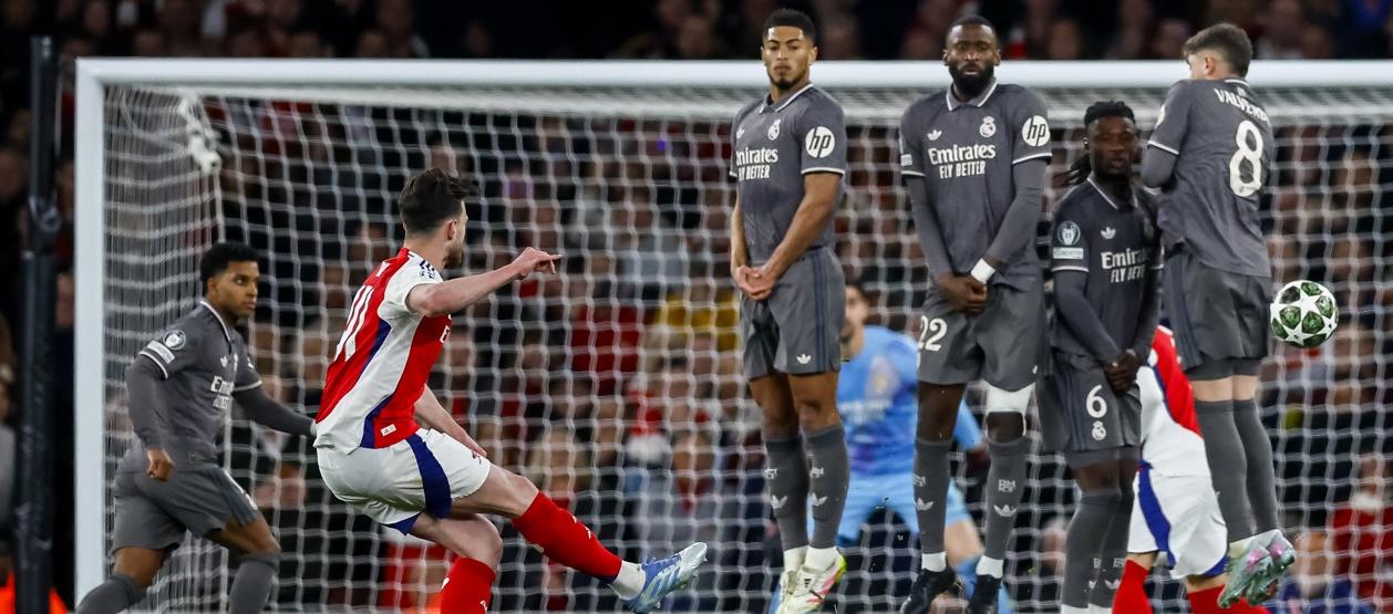 El impecable cobro de tiro libre de Declan Rice para el primer gol del Arsenal ante Real Madrid. 