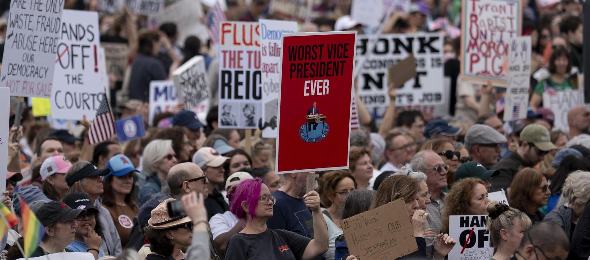 Los manifestantes en la jornada '¡Manos afuera!' en el National Mall en Washington.