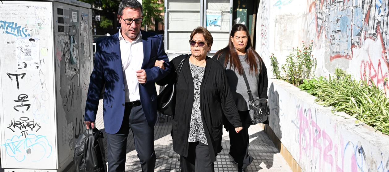 Ana y Claudia, hermanas de Diego Maradona, llegan al Tribunal de San Isidro.