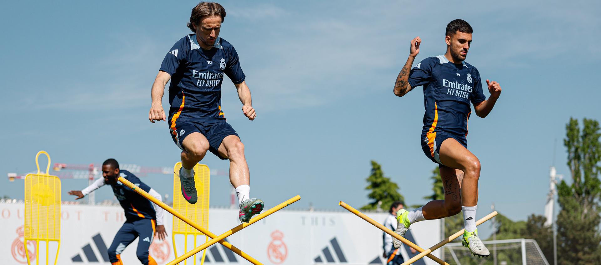 Luka Modric y Dani Ceballos, jugadores del Real Madrid, durante una práctica en Valdebebas.