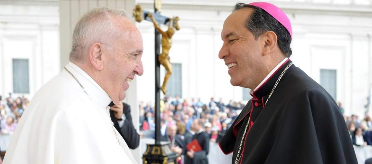 Monseñor Pablo Emiro Salas Antelis y el Papa Francisco.