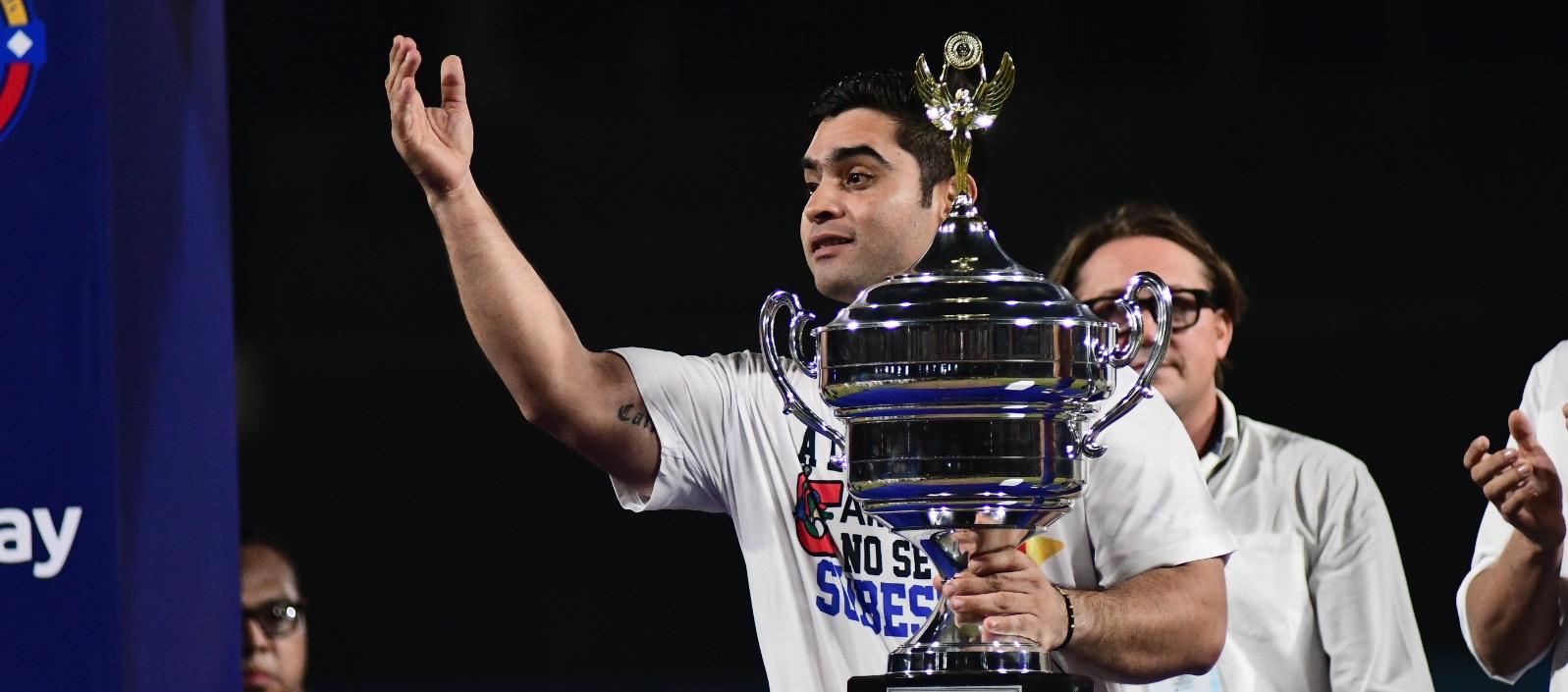 José Mosquera Crissón durante el festejo de su último título con Caimanes. 