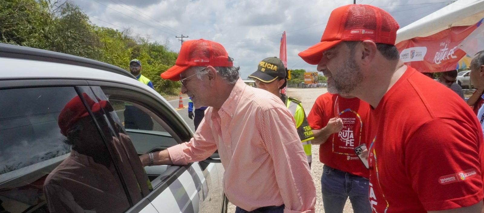 Gobernador Verano durante la campaña vial de Semana Santa en el Atlántico. 