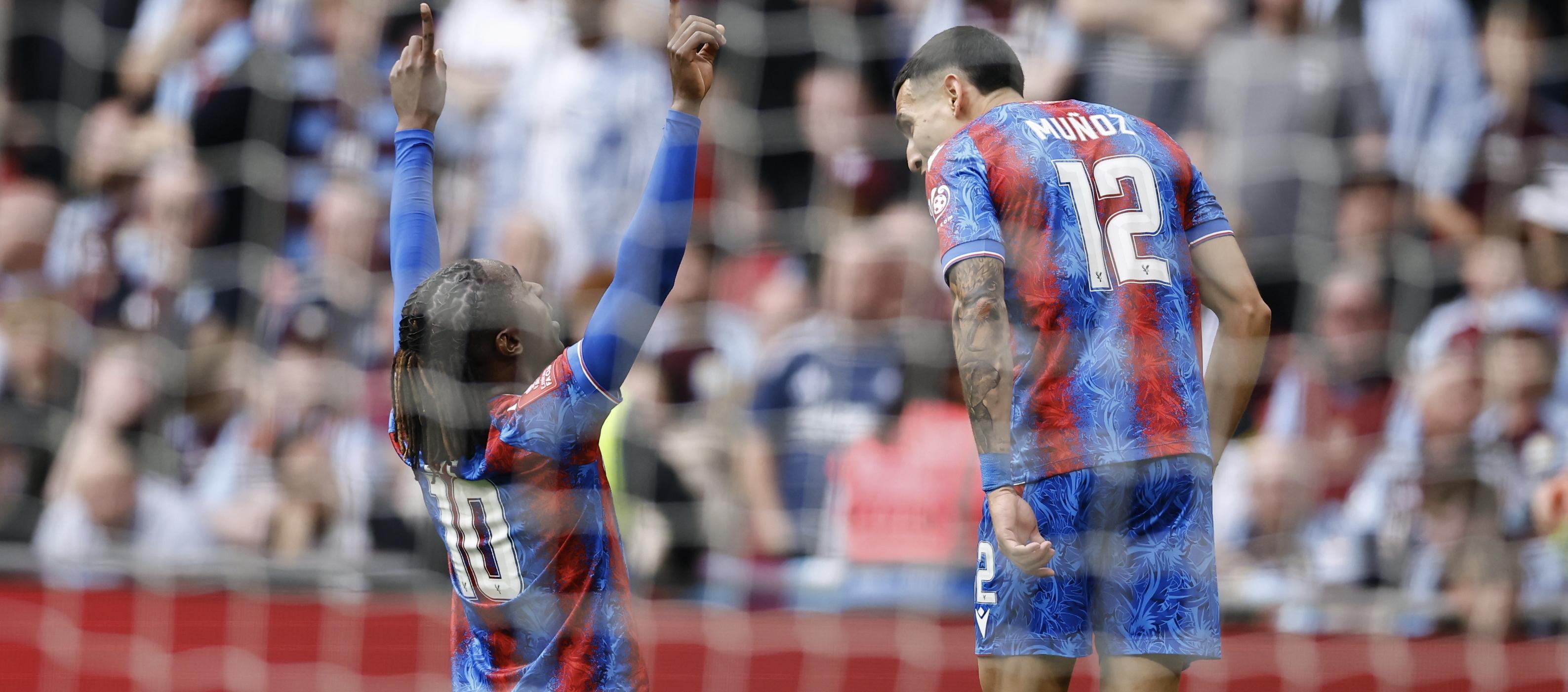 Daniel Muñoz se acerca a felicitar a Eberechi Eze, autor del primer gol del Crystal Palace.