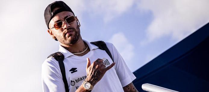 Neymar descendiendo del avión que llevó al Santos a Rio de Janeiro.