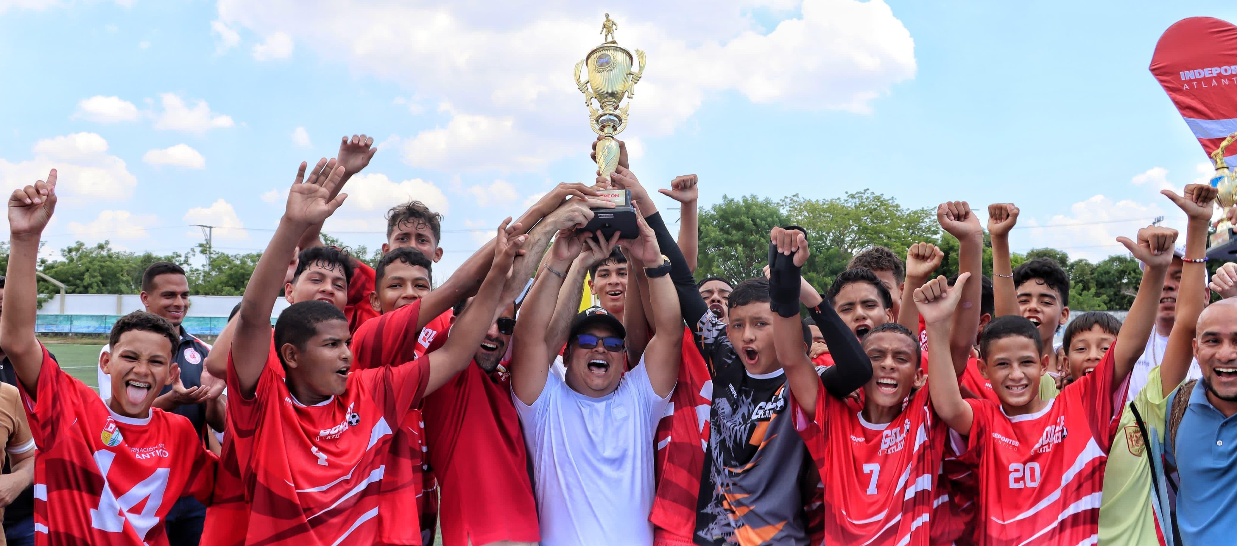 Los integrantes de Palmar de Varela tras recibir el trofeo de campeón.