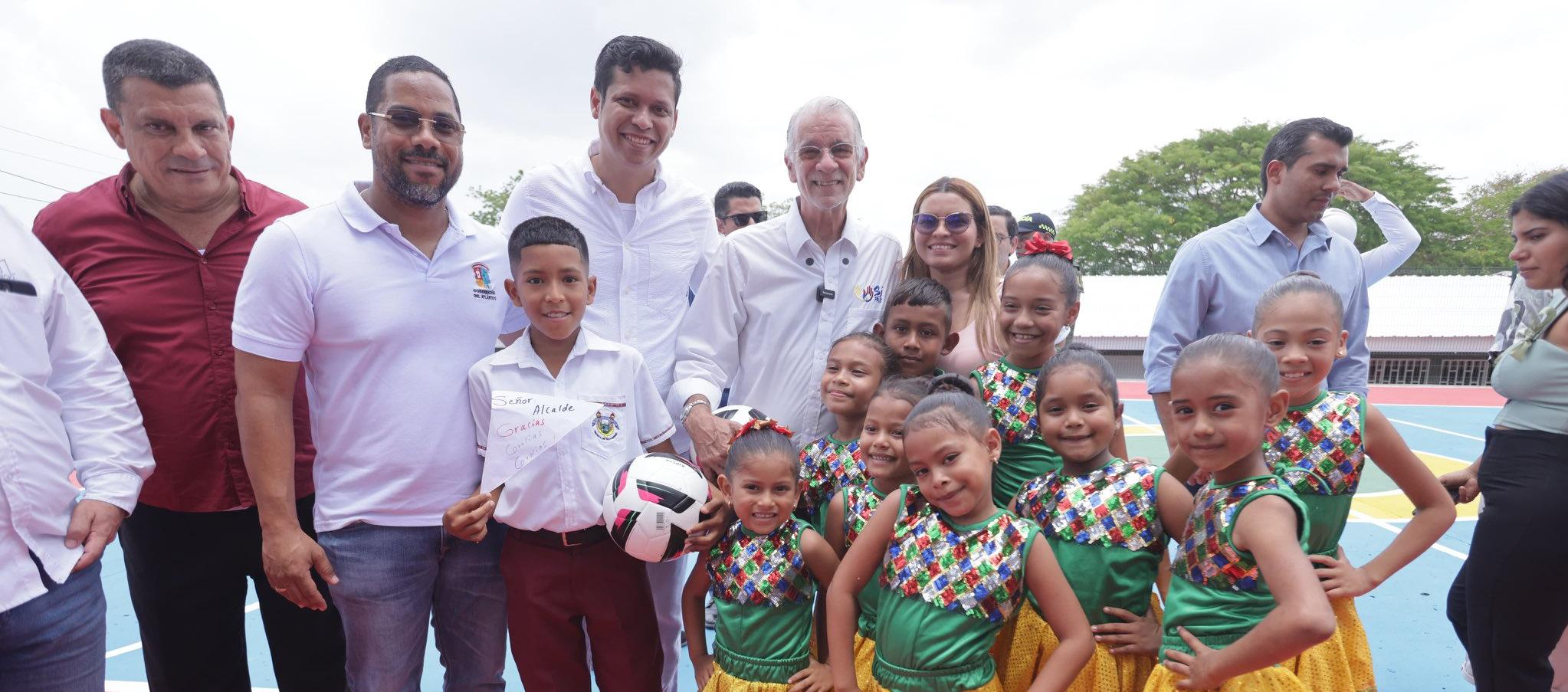 Gobernador Verano durante la entrega de mejoramientos en el colegio San Antonio de Piojó.