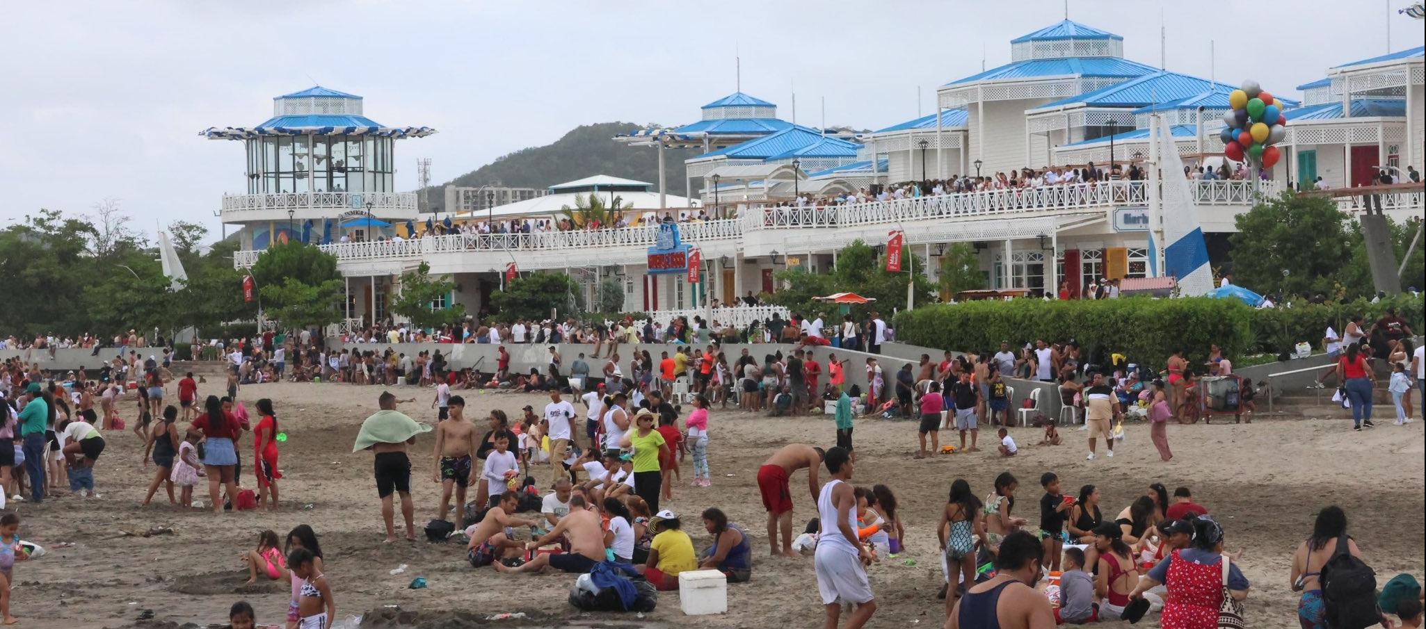 Visitantes en las playas de Puerto Colombia.