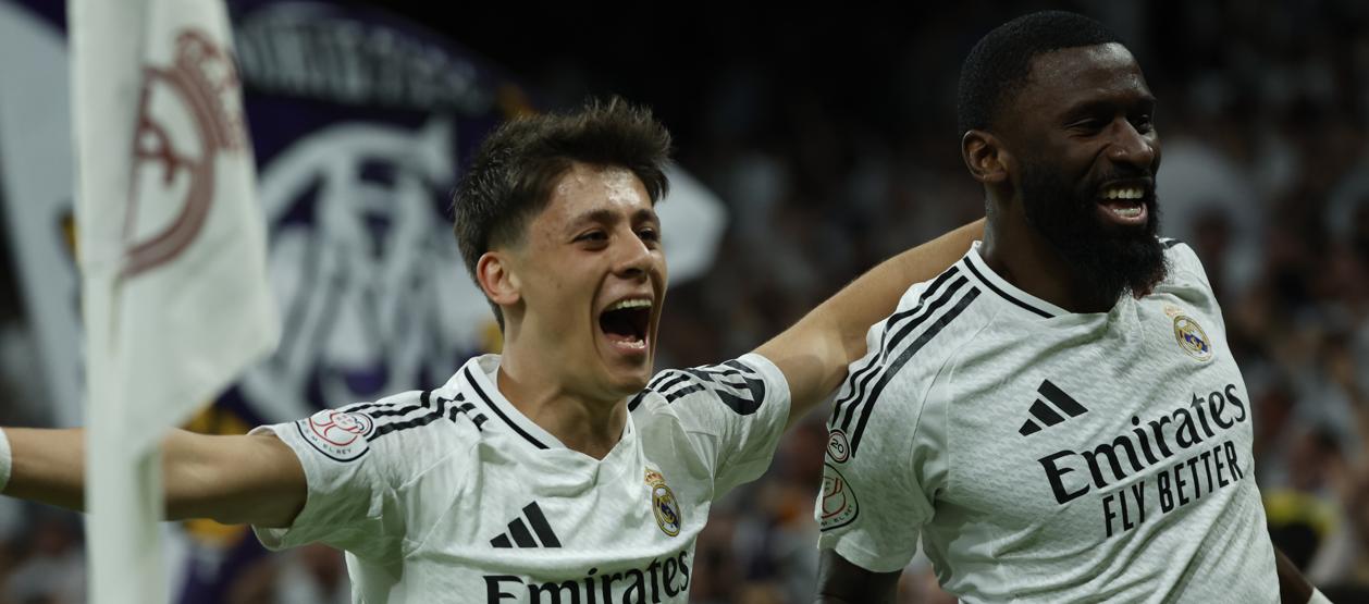 Arda Guler y Antonio Rüdiger celebran el gol que le dio la clasificación al Real Madrid.