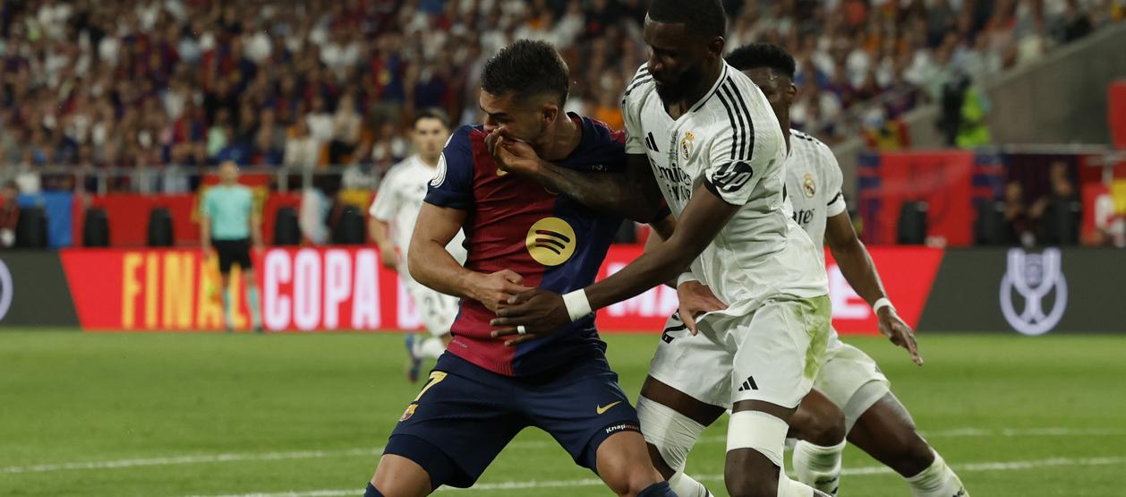 Antonio Rüdiger disputa el balón con Ferrán Torres, del Barcelona. 