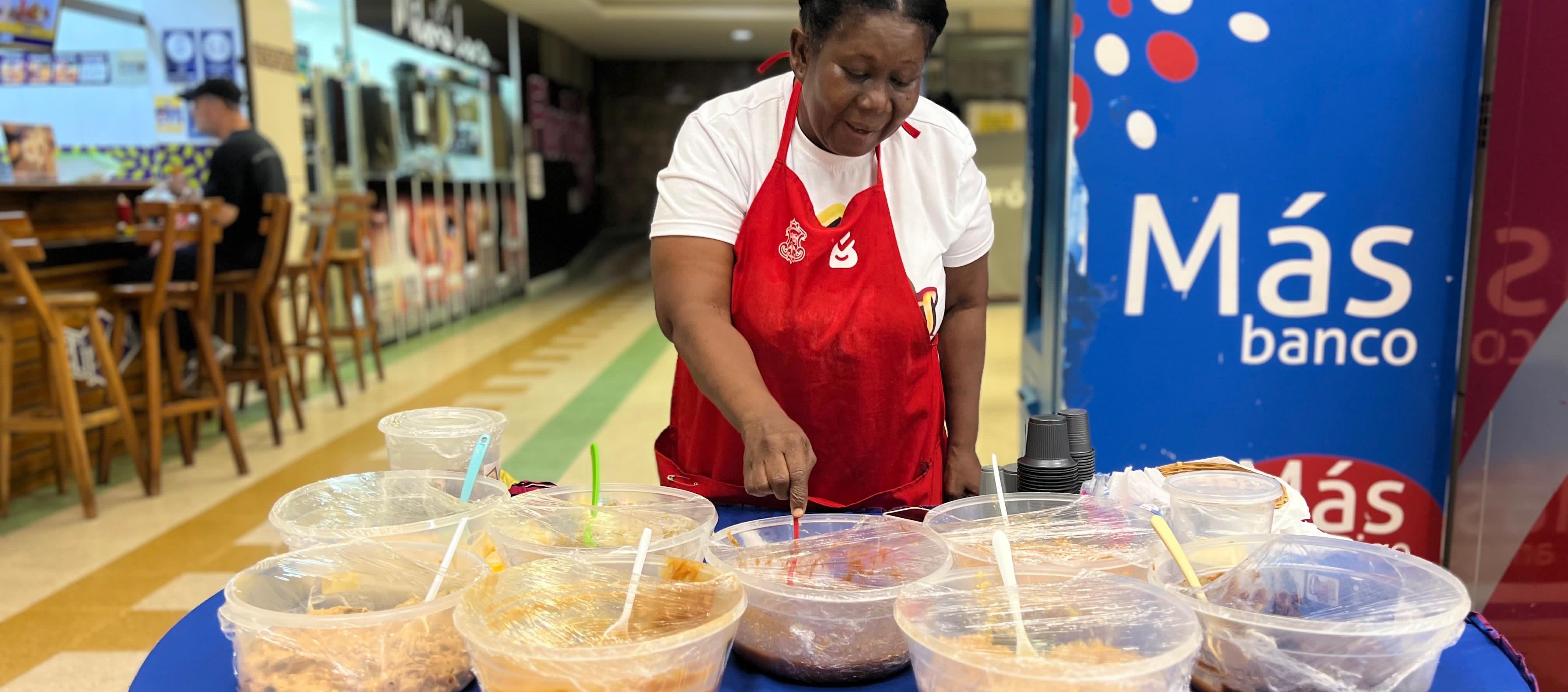 Una de las mujeres emprendedoras en la venta de dulces.