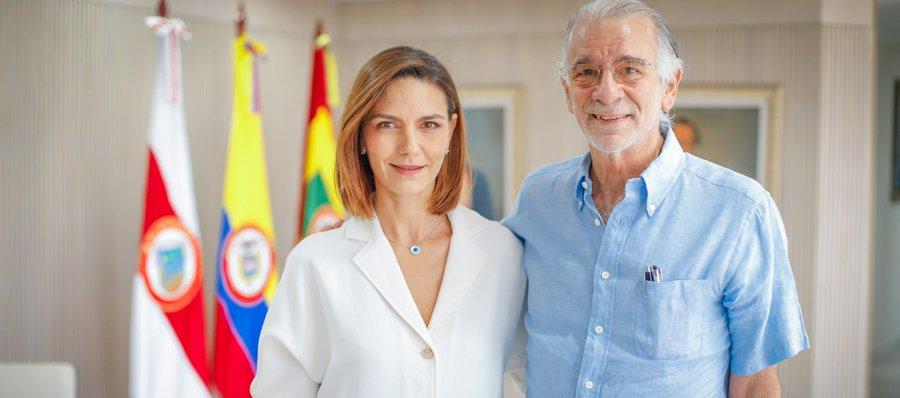 Cristina Espinoza Dávila junto al gobernador Eduardo Verano. 