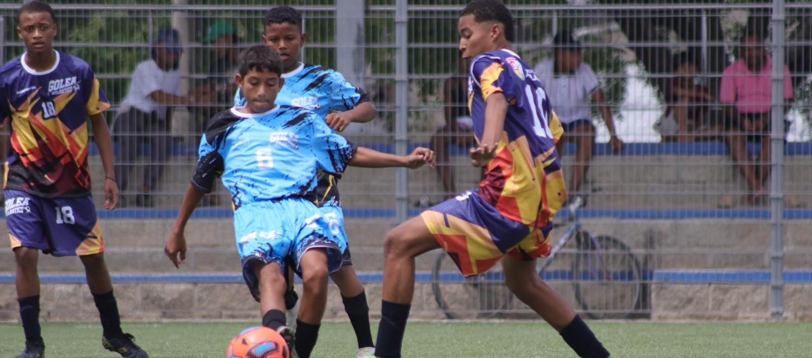 Acción de uno de los partidos de la jornada inaugural.