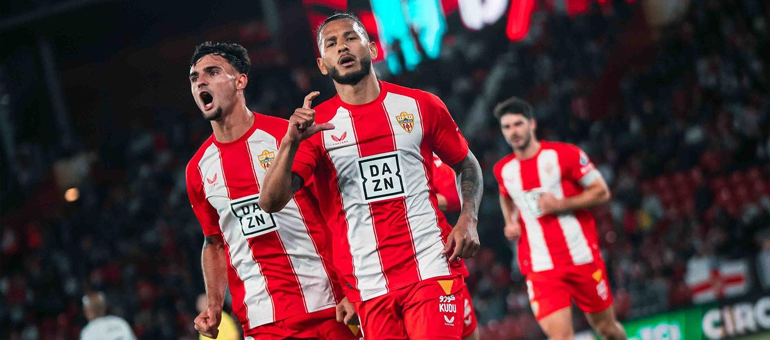 El samario Luis Suárez celebra uno de sus goles al Racing de Ferrol.