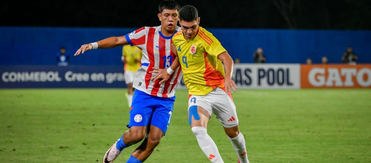Santiago Londoño, de Colombia, intenta avanzar ante la marca de un rival. 