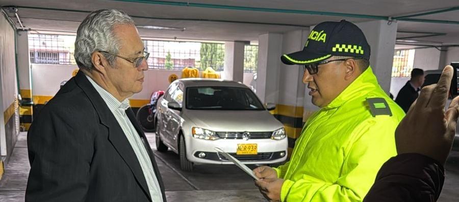 Al senador Iván Name le leen los derechos del capturado.