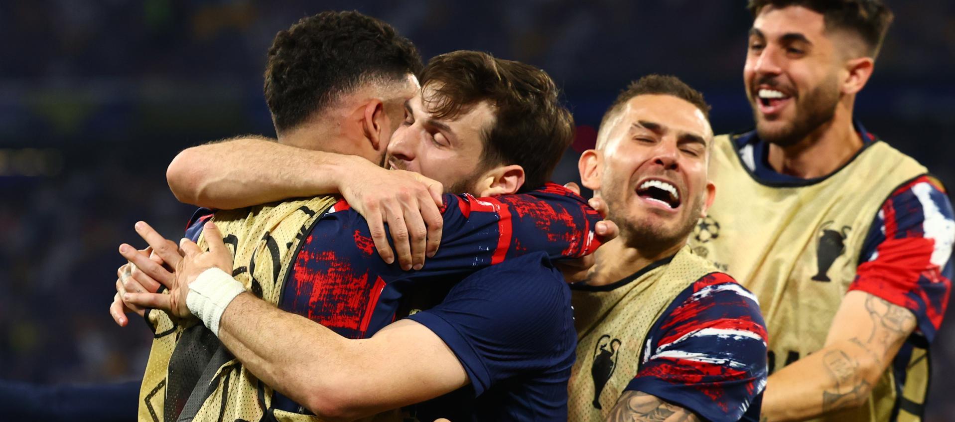 Jugadores del PSG celebrando uno de los goles en la final.