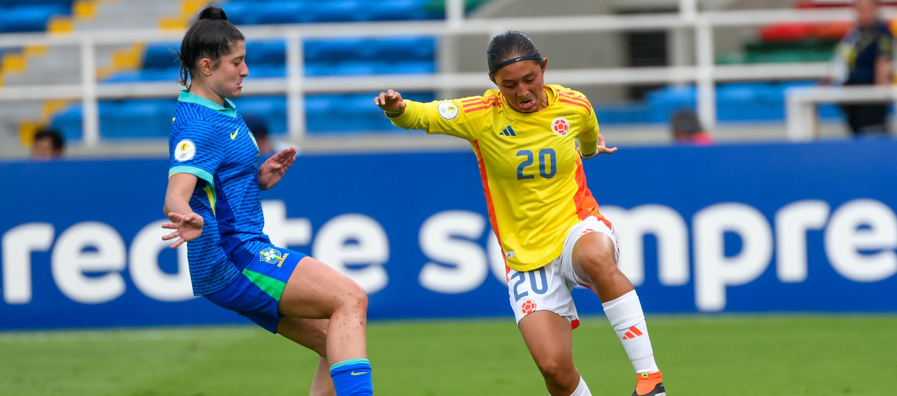 Acción de juego entre Colombia y Brasil en el estadio Pascual Guerrero de Cali.