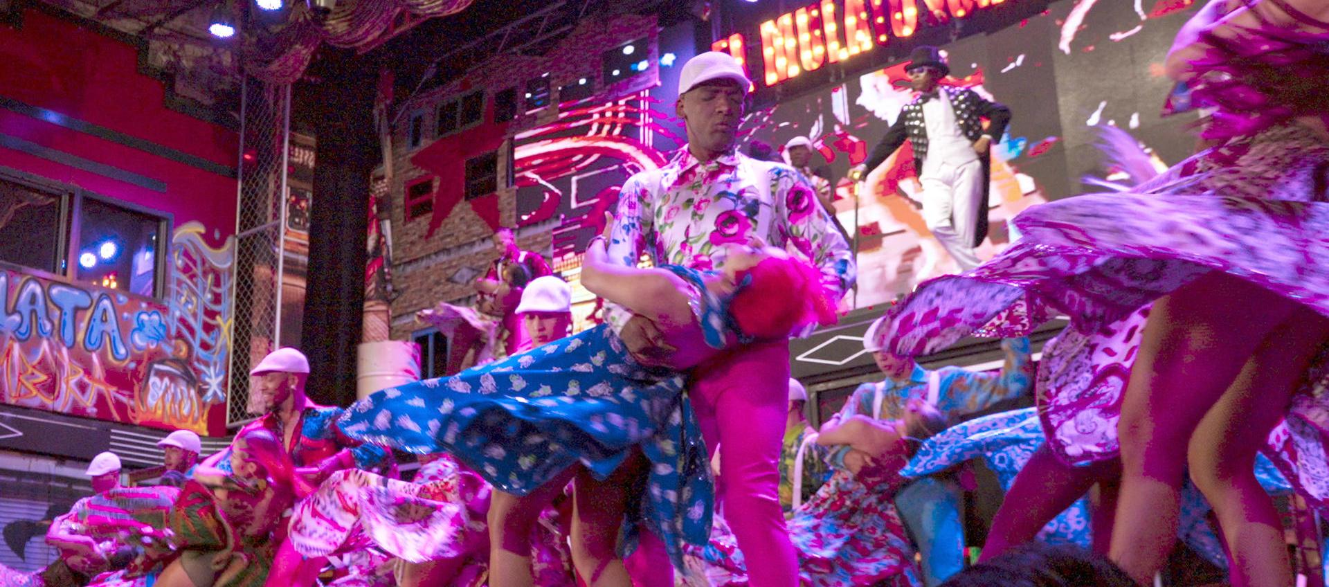 Bailarines durante una presentación en Cali.