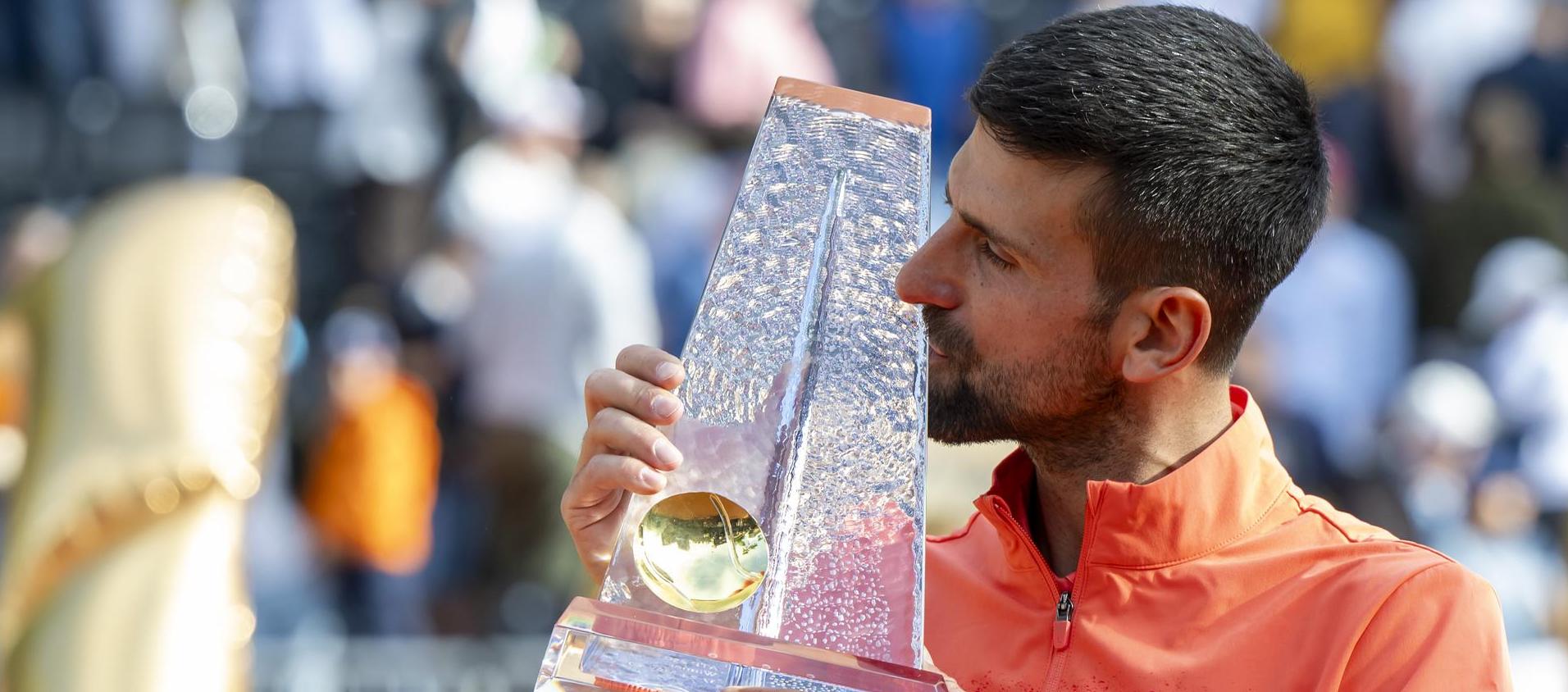 Novak Djokovic besando el trofeo de campeón de Ginebra.