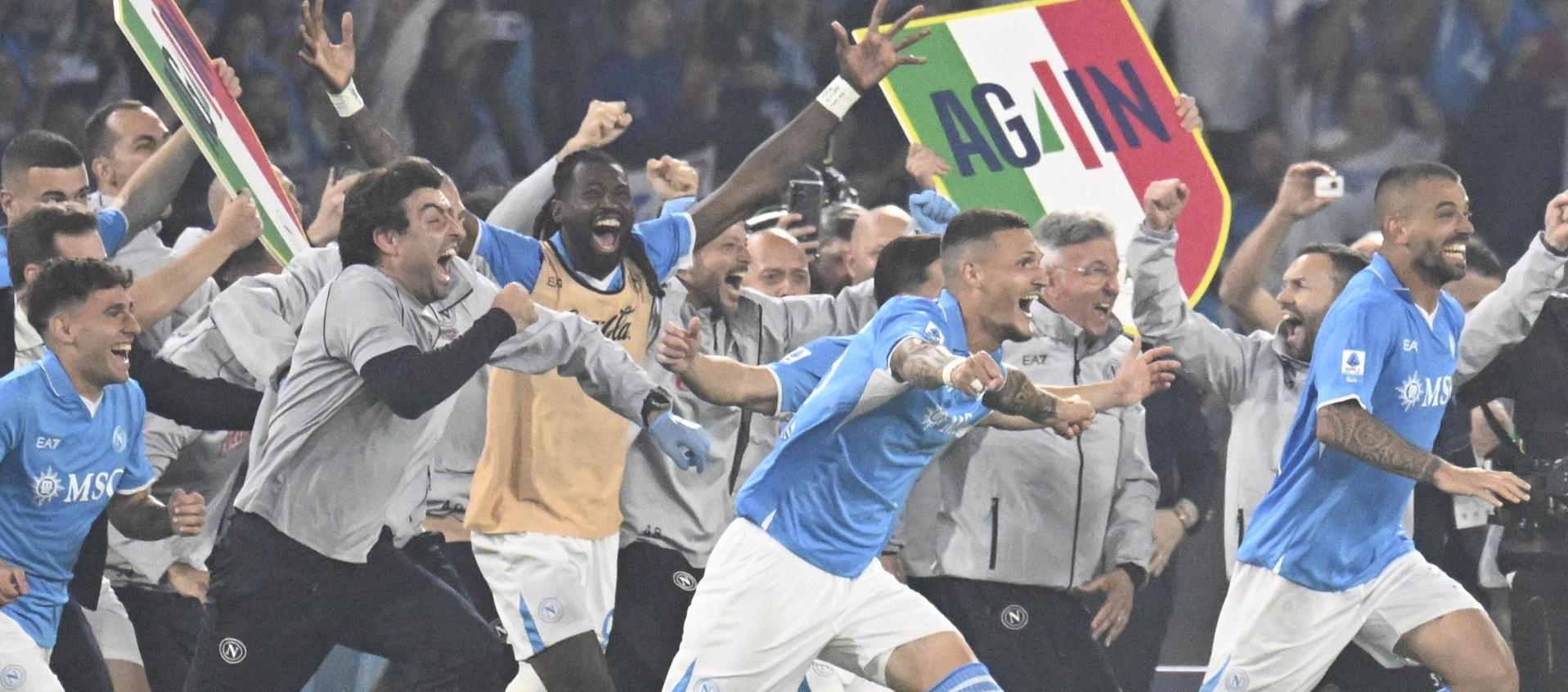 Jugadores del Napoli celebran el título de Serie A.