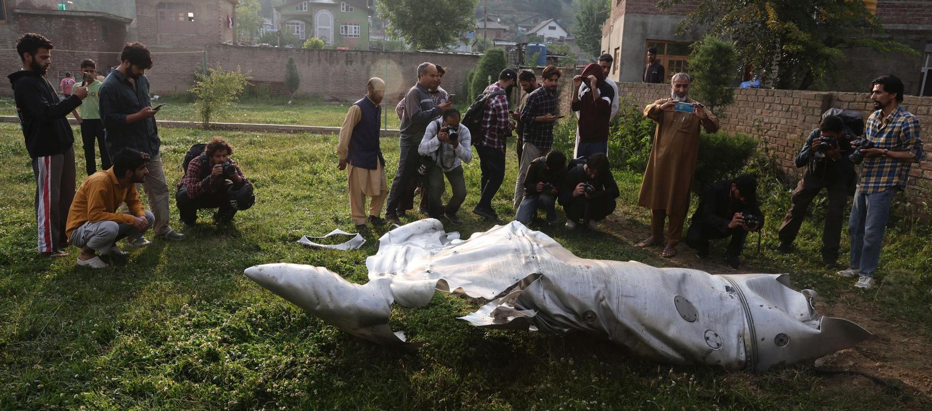 Partes de un avión dañado en Punjab, limítrofe con India.