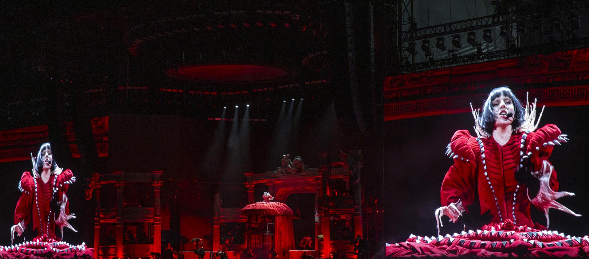 Lady Gaga con traje rojo sobre una estructura. 