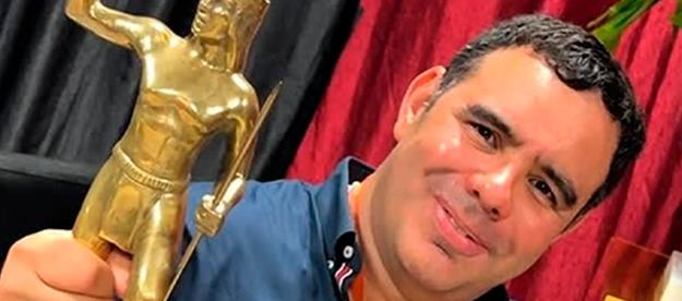 Michael Alexander García Riascos con el galardón. 