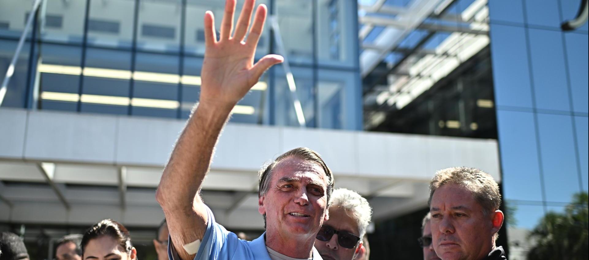 Jair Bolsonaro saliendo del Hospital DF Star en Brasilia.