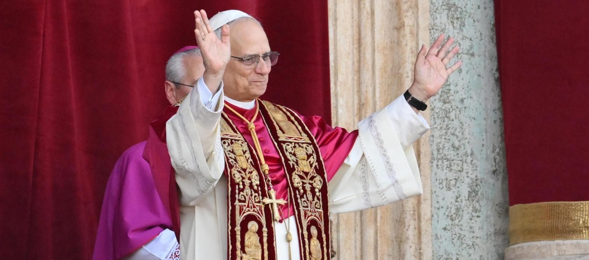 El nuevo Papa León XIV, bendice a los fieles desde el balcón.