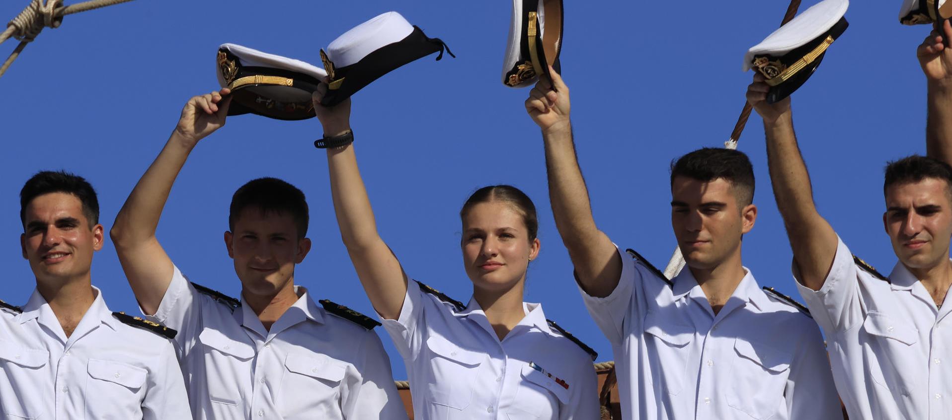  La princesa Leonor de Borbón, saluda a su llegada este viernes al puerto de Cartagena.