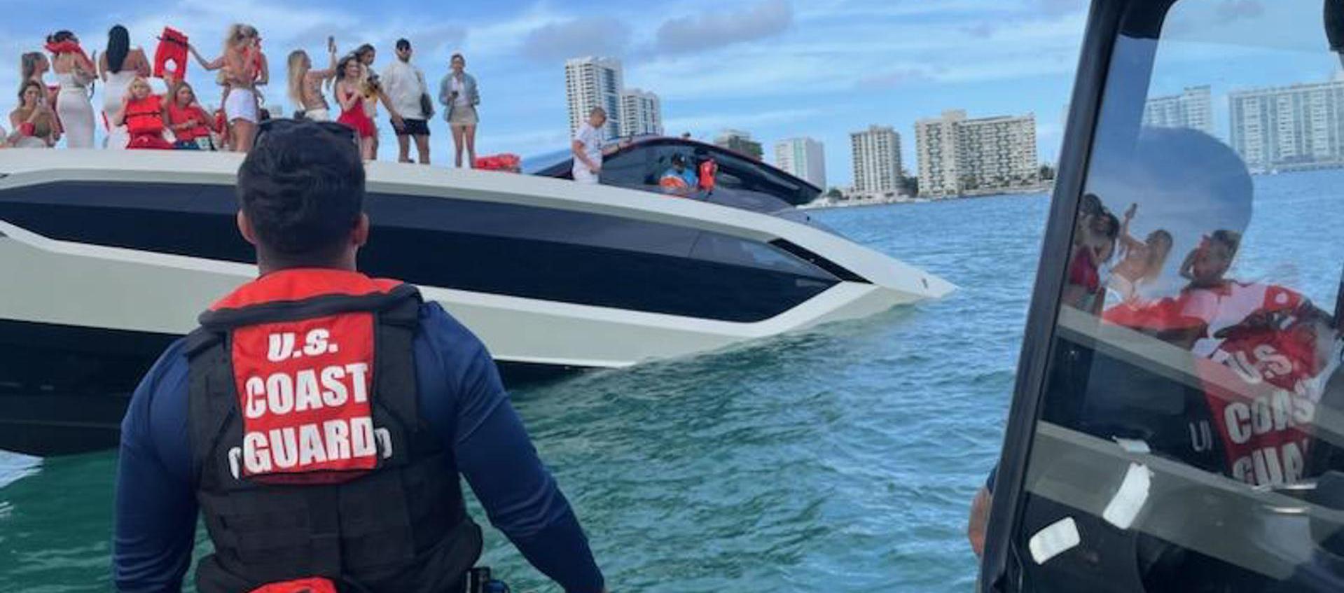Yate semihundido con personas a bordo en Miami Beach.