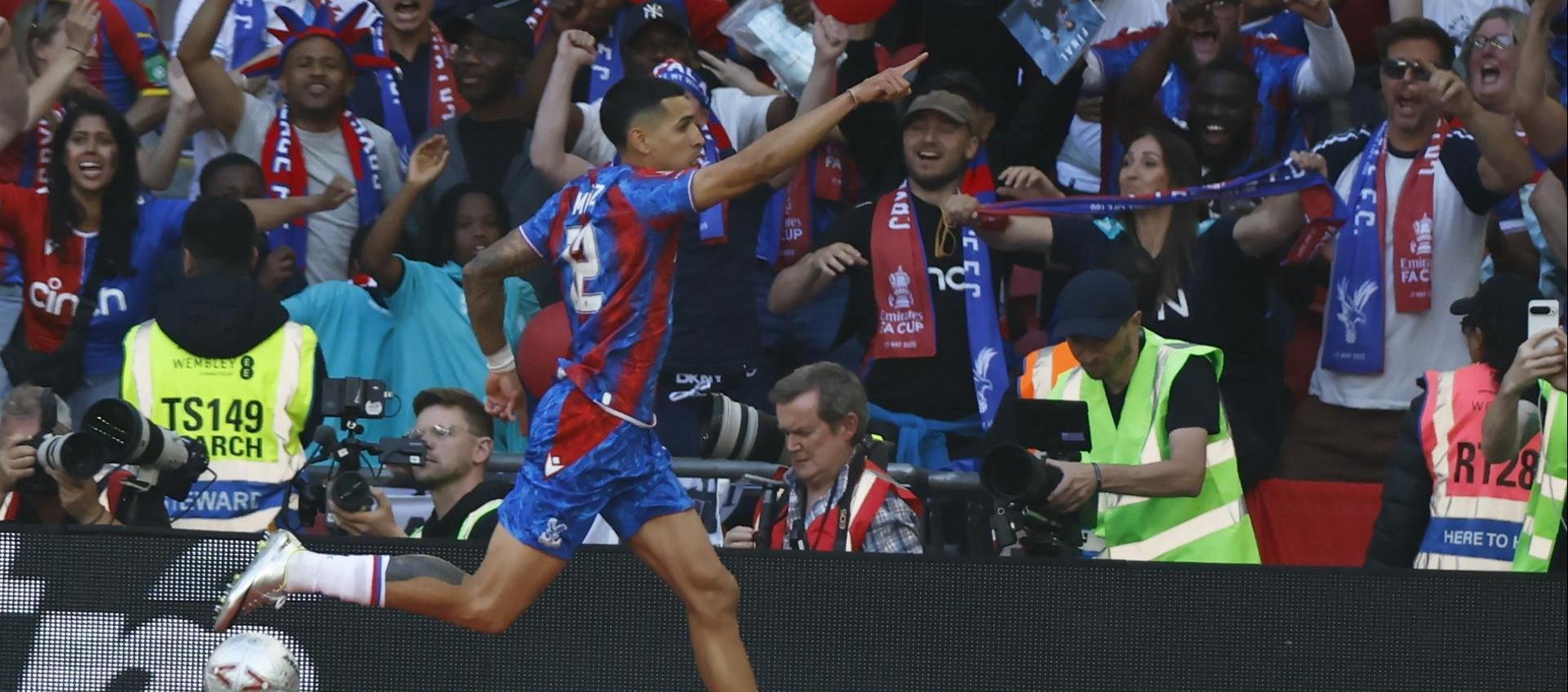 Daniel Muñoz celebrando su gol anulado en la final de FA Cup.