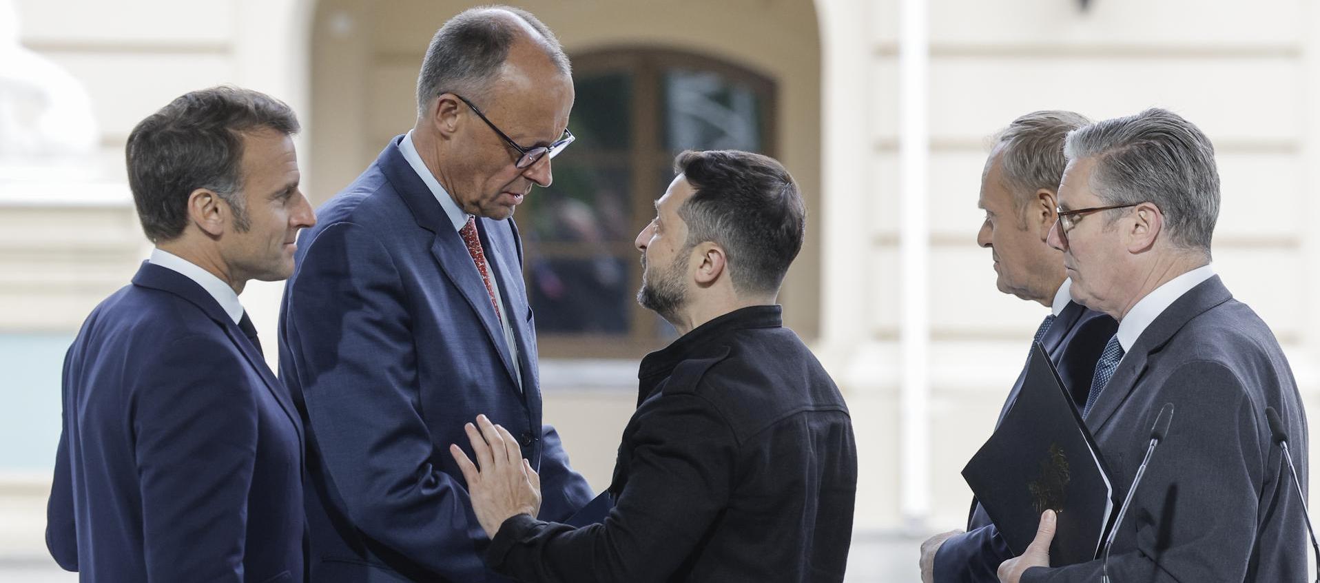 El Presidente de Ucrania, Volodimir Zelenski, junto a líderes europeos en Kiev.