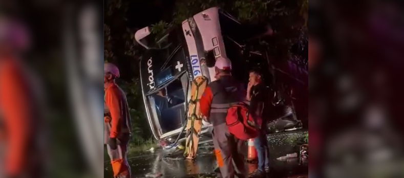Así quedó el bus que transportaba a 34 personas.