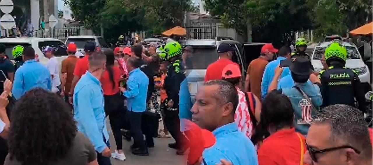Momento en que el Gobernador Eduardo Verano se salió de la marcha.