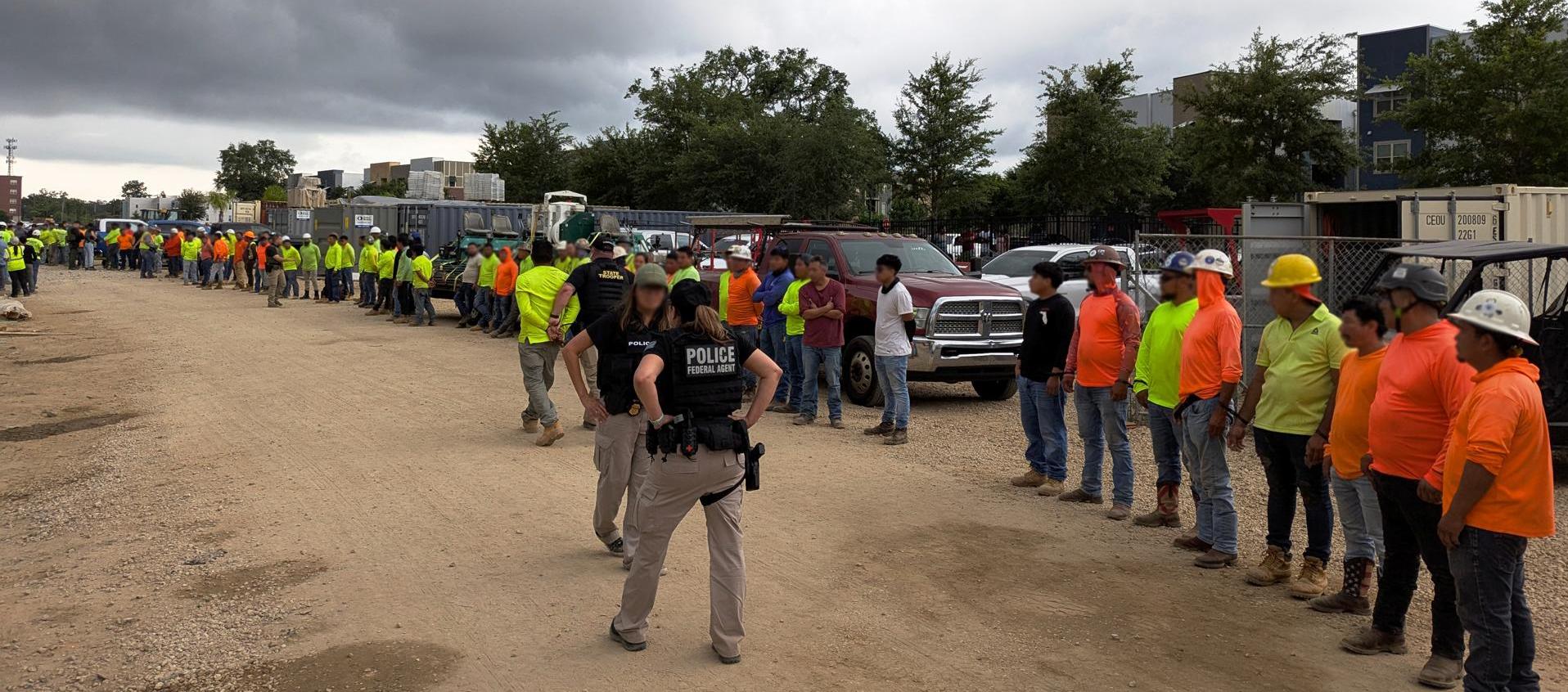 Momento del arresto en una obra de construcción en Tallahassee.