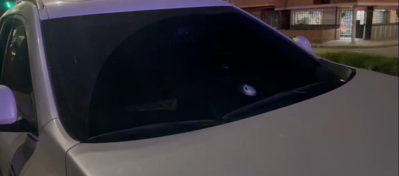 El vehículo fue impactado a bala. 