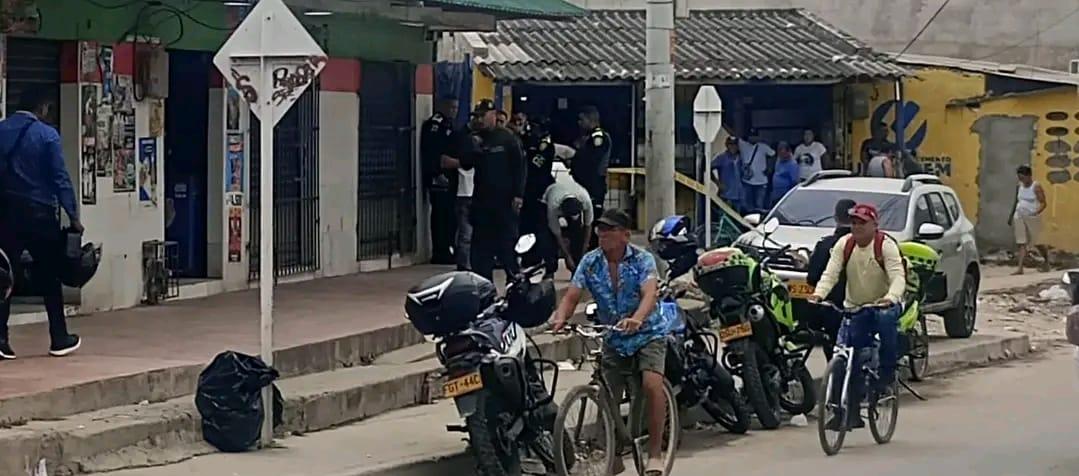 Establecimiento comercial donde lanzaron granada en Soledad. 